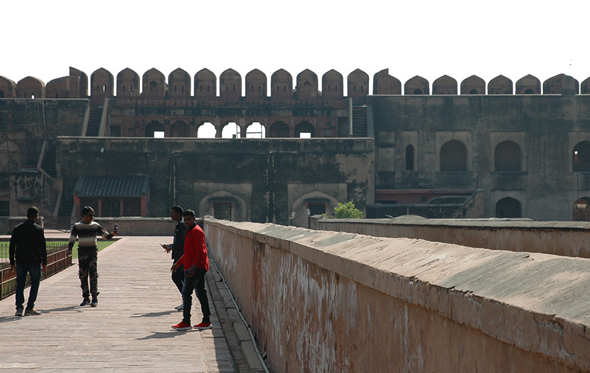 Индийские туристы в форте Агры 
