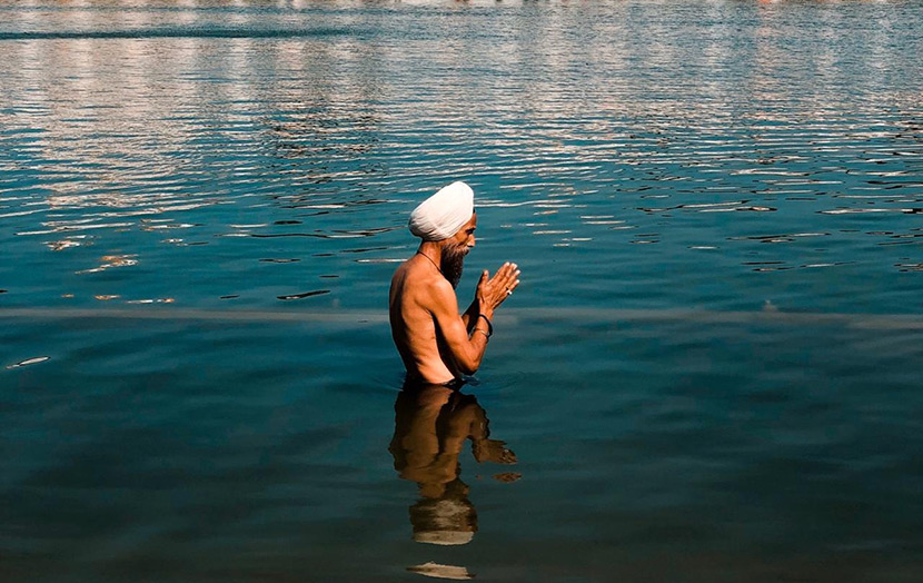 Омовение в озере при храме Бангла Сахиб Дели