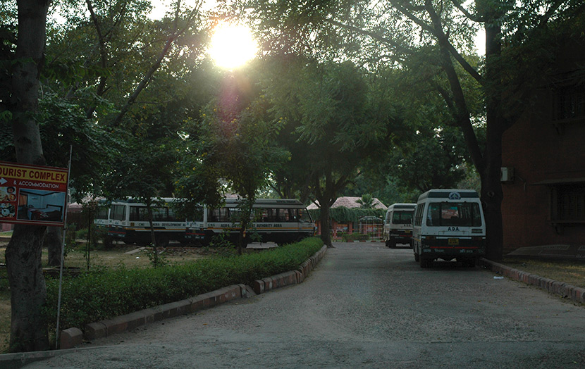 Стоянка автобусов в Фатехпур Сикри