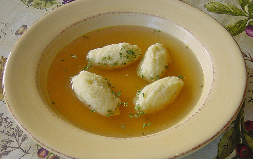 Grießnockerlsuppe – бульон с манными клецками 